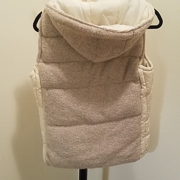 Two toned white and cream vest with hood - Picture 4 of 4